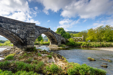 Fototapeta premium Low Angle View of Historic Pont Fawr Stone Bridge and Tu Hwnt i'r Bont Tearoom in Llanrwst, Wales