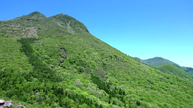 由布岳_「豊後富士」とも称される美しい双耳峰（東峰・西峰）を持つ、湯布院のシンボル的な山