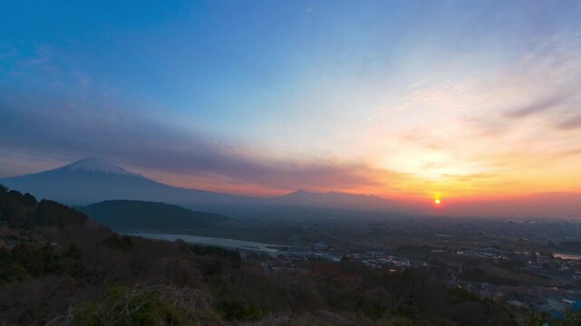 静岡県富士市岩淵から眺める日の出の風景（タイムラプス）　眼下には岩本山、富士川、東名高速道路、富士川楽座、富士川インターチェンジが見えます。