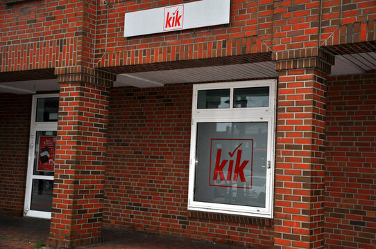 KIK Logo am Fenster der Gesch&auml;ftsstelle
