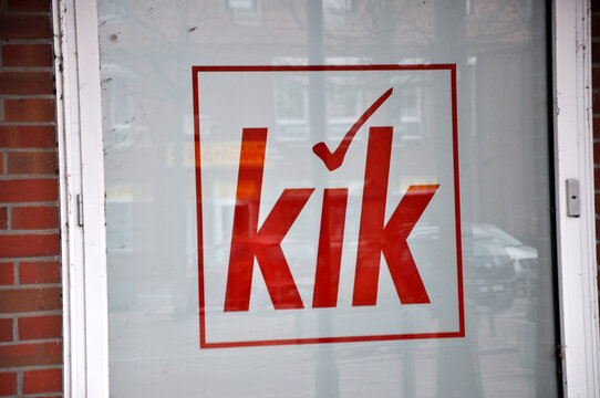 KIK Logo am Fenster der Gesch&auml;ftsstelle