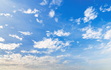 Obraz premium Clear blue sky with scattered white clouds