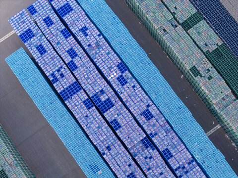 Lagerhalle mit Kisten f&uuml;r Getr&auml;nke. Grosshandel, Distribution. AERIAL.