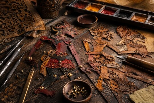 Atelier de marionnettes d'ombre en cuir d&eacute;coup&eacute; et peint