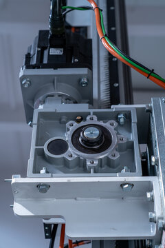 Industrial servo motor with gearbox and mechanical drive assembly