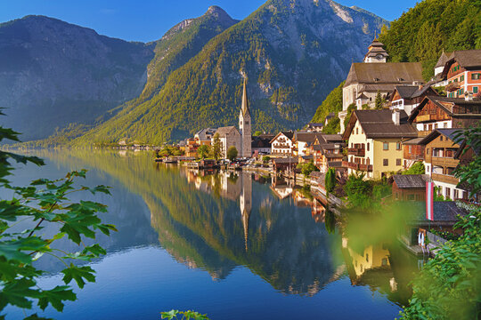 Idyllic Hallstatt mit Spiegelung im See Wasser - old town, Austria. Big Panorama.