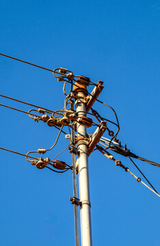 &Auml;lterer Dachanschluss f&uuml;r Strom auf einem Hausdach