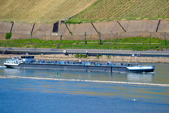 Bingen am Rhein, Deutschland &ndash; 02.05.2026: Das Niederl&auml;ndische  Binnenschiff  IMOLA auf dem RHEIN in H&ouml;he von Bingen am Rhein