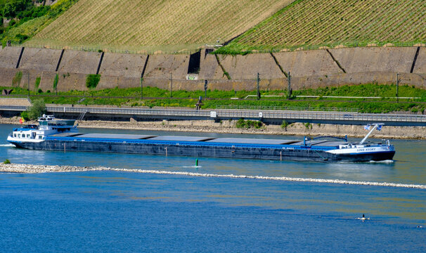 Bingen am Rhein, Deutschland &ndash; 02.05.2026: Das Belgische Binnenschiff  TAORMINA LOVE STORY auf dem RHEIN in H&ouml;he von Bingen am Rhein