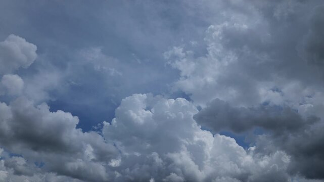 Clouds are moving across the sky. Variable and unstable weather. Sky only partially cloudy, worsening the weather.