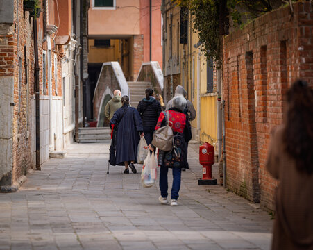 Strassenszene mit &auml;lterer Frau