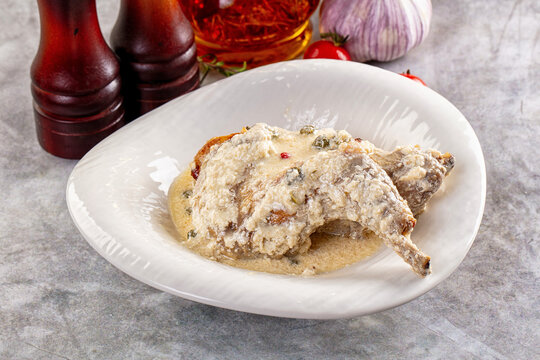 Roasted rabbit legs in cream sauce