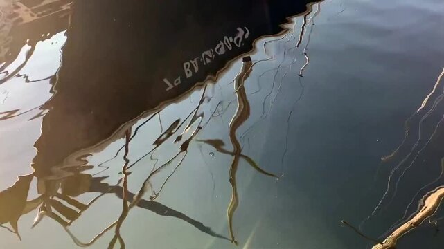 Lluvia en c&aacute;mara lenta creando ondas y reflejos sobre la superficie del agua &mdash; v&iacute;deo 4K