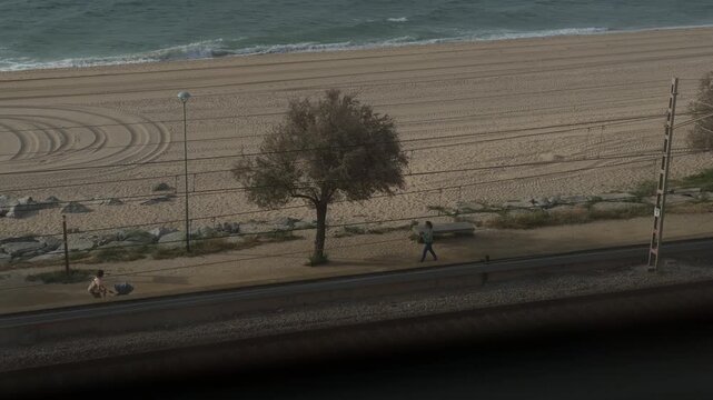 Paseo mar&iacute;timo junto a la playa mediterr&aacute;nea visto desde altura &mdash; v&iacute;deo 4K iPhone 17 Pro