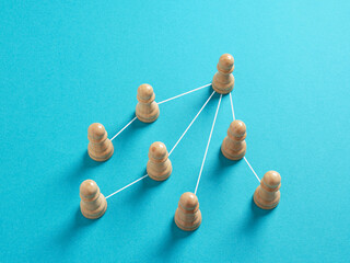 Obraz premium Chess pawns illustrating hierarchical business organization, leadership, and network