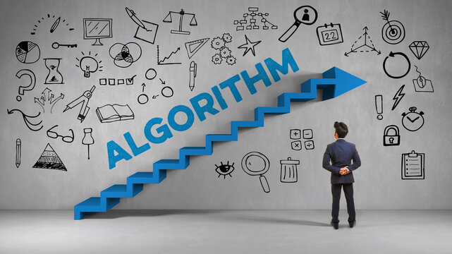 Manager steht vor Treppe mit englischem Schriftzug Algorithm