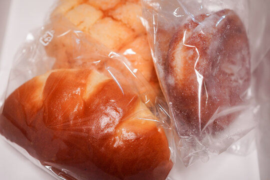 個包装された日本の菓子パン（メロンパン・クリームパン）