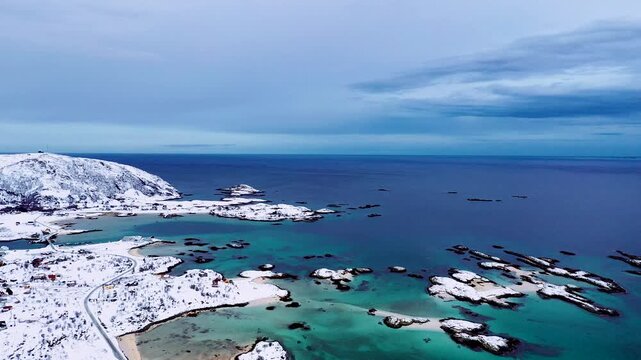 Drohnenaufnahme verschneiter Stra&szlig;e nach Sommar&oslash;y in Nordnorwegen
