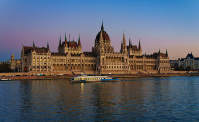 Obraz premium Grand panoramic view of the majestic Hungarian Parliament Building on the Danube River in Budapest at beautiful twilight or dawn