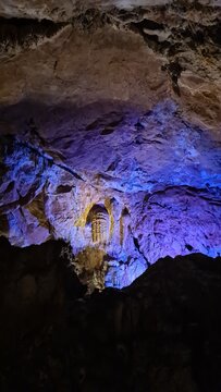Une dr&ocirc;le de forme de visage humain (ou de g&eacute;ant) sur une paroi rocheuse de la grotte de Lombrives (Ari&egrave;ge)
