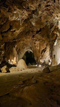 "Voyage au centre de la Terre" dans la grotte de Lombrives (Pyr&eacute;n&eacute;es ari&eacute;geoises)