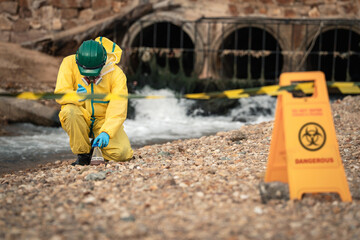Obraz premium Environmental Worker Inspecting Industrial Hazard Zone During Wastewater Pollution Monitoring And Environmental Safety Assessment Near Drainage Area