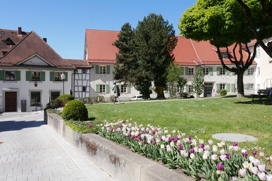 Gr&uuml;nanlage am Kirchplatz in Innenstadt und Altstadt von Pfullendorf mit Blumen