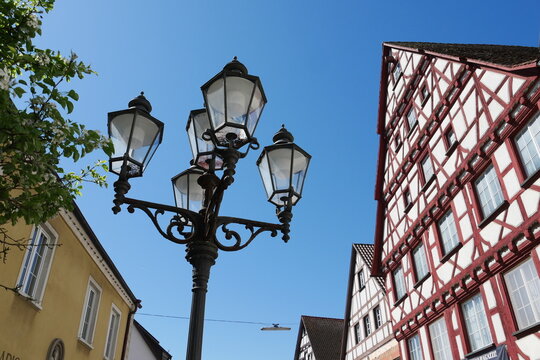Laterne und Fachwerkhaus im Stadtzentrum von Pfullendorf