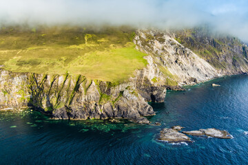 Obraz premium Aerial view of the southern end of Keel Beach on Achill Island, County Mayo, Ireland. White pebbles, turquoise water and steep cliffs define this rugged Atlantic cove.