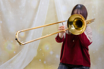 Obraz premium girl playing trombone 