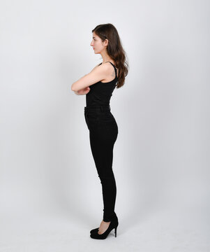 Nat&uuml;rliches Model-Polaroid in Seitenansicht vor neutralem Hintergrund &ndash; unretuschiertes Sedcard- und Castingfoto mit authentischer Ausstrahlung und viel copyspace und copy space.