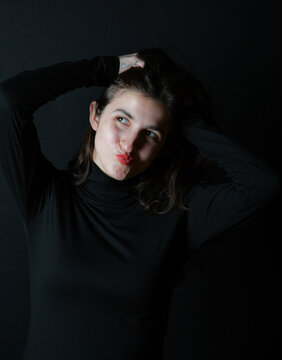 Junge Frau im Low-Key Licht mit nachdenklichem Blick &ndash; atmosph&auml;risches Portr&auml;t mit starken Schatten, minimalistischer &Auml;sthetik und emotionaler Stimmung. Viel copyspace und copy space.