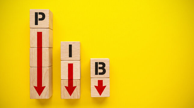 Gross Domestic Product Decline: Conceptual visualization of economic contraction, with stacked wooden blocks spelling PIB (Gross Domestic Product) and downward arrows suggesting a decline.