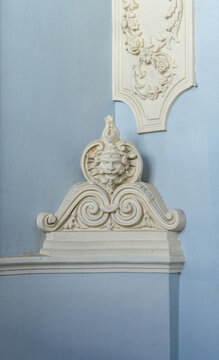 Detalle de mascar&oacute;n ornamental y relieves rococ&oacute; franceses en el antiguo palacio de gobierno de Sucre Bolivia. 