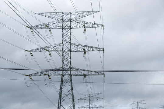 Torre el&eacute;ctrica con cables en d&iacute;a nublado