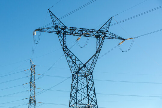 Torre el&eacute;ctrica con cables de la luz en un d&iacute;a de cielo despejado
