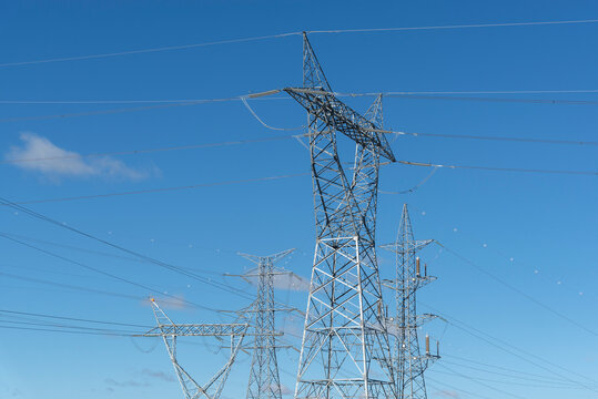 Torres de electricidad con fondo de cielo azul