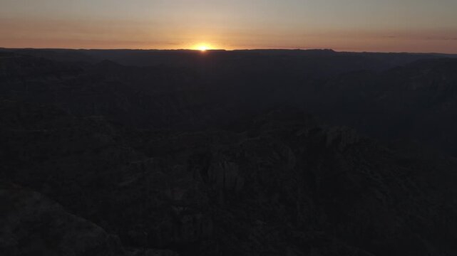 Barrancas del cobre, amanecer en la sierra tarahumara de Chihuahua