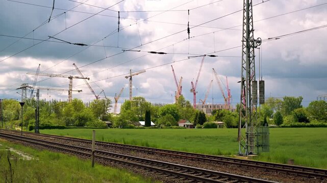 Zeitraffer einer Baustelle mit vielen Kr&auml;nen