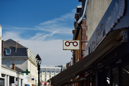 Rue commer&ccedil;ante &agrave; Cabourg en Normandie, opticien