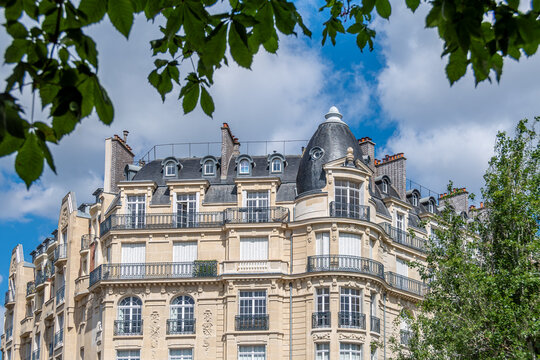 Fa&ccedil;ades d'immeubles d'appartements parisiens de style classique le long d'une rue bord&eacute;e d'arbres. Concept de march&eacute; immobilier d'habitation pour les logements anciens en France et &agrave; Paris