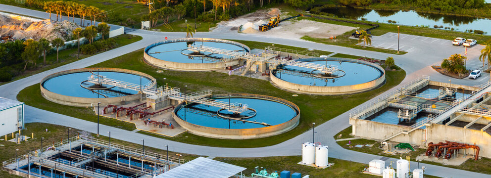 Sewage treatment plant for waste water purification