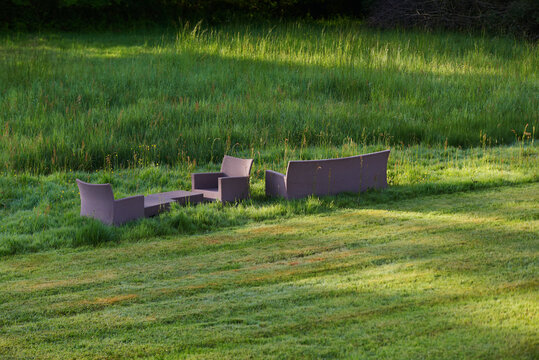 Parc public, gazon et salon de jardin