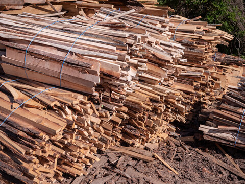 Bundled wooden offcuts from planks and boards prepared for transport. Waste timber suitable for heating, firewood, wood processing, recycling and construction use.