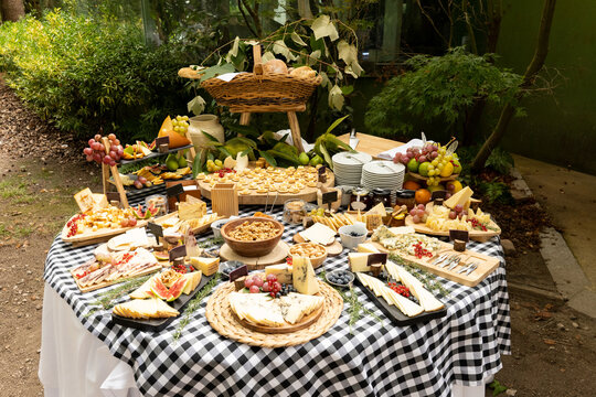 Mesa gourmet de quesos artesanales con frutas frescas y tostas crujientes