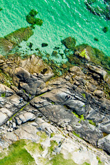 Obraz premium Rocky shoreline at Dogs Bay near Roundstone, Connemara, County Galway, Ireland. Scenic Atlantic coast with granite boulders and clear water on the Wild Atlantic Way.