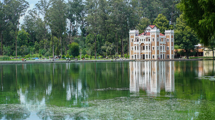 Obraz premium Chautla: An ancient castle amidst the lagoon a historic site.