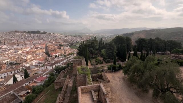 Interior de la Alcazaba de Antequera con vista panor&aacute;mica