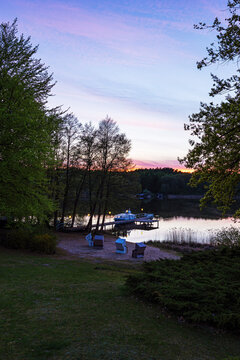 Strand und Anlegestelle im Sonnenuntergang am Nebelsee im Fr&uuml;hling in L&auml;rz