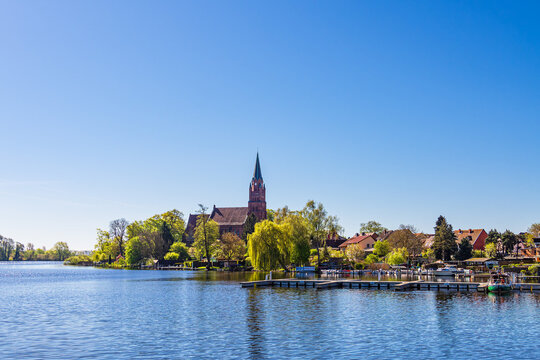 Blick &uuml;ber die M&uuml;ritz auf die Stadt R&ouml;bel mit Marienkirche